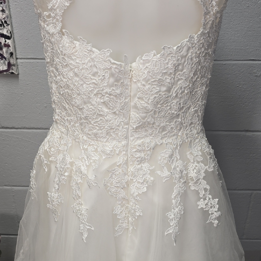 Elegant White Lace Wedding Dress - Picture 14 of 16